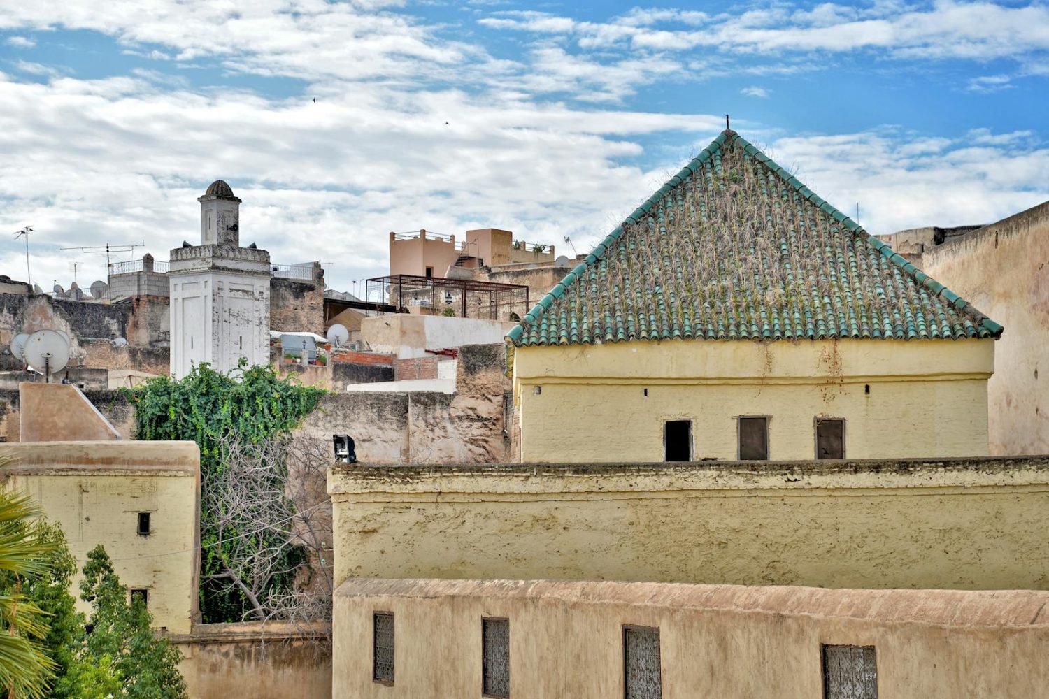 Explore the unique architectural style and historical buildings in Fès, Morocco's cultural heart.